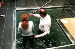 Taufe im Taufbecken der Ev. Gemeinschaft Heuchelheim